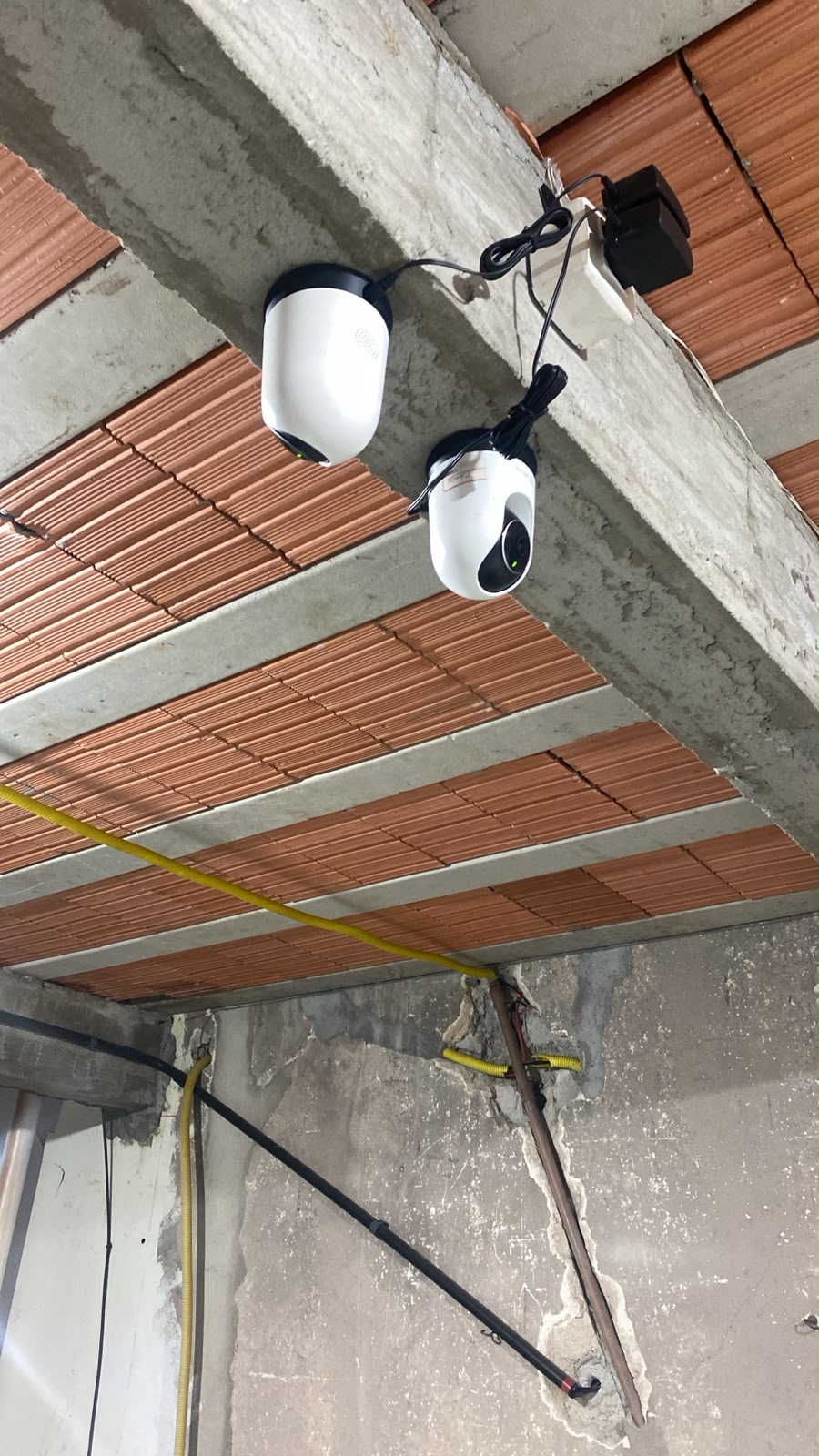 Câmera externa instalada na estrutura do telhado