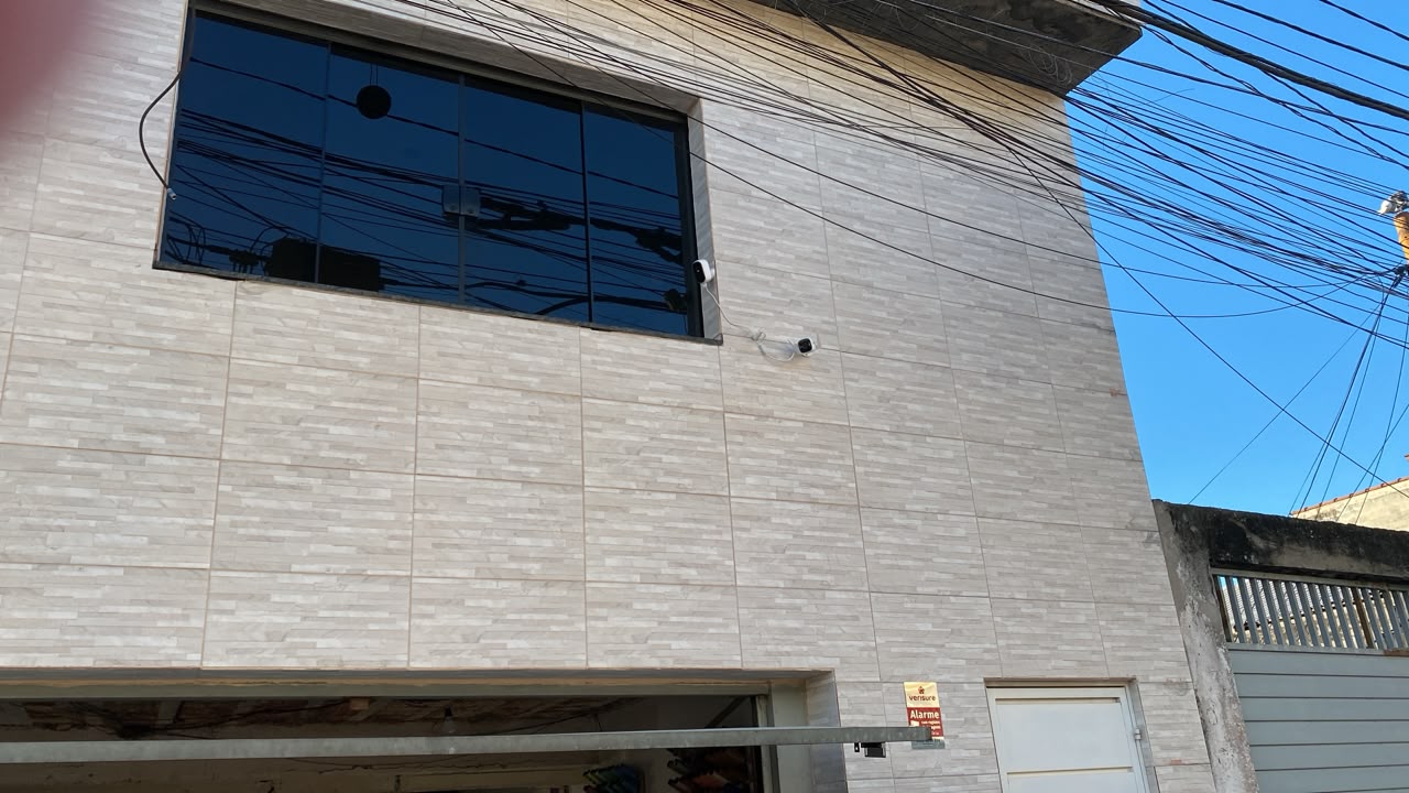 Fachada do imóvel com câmera externa instalada