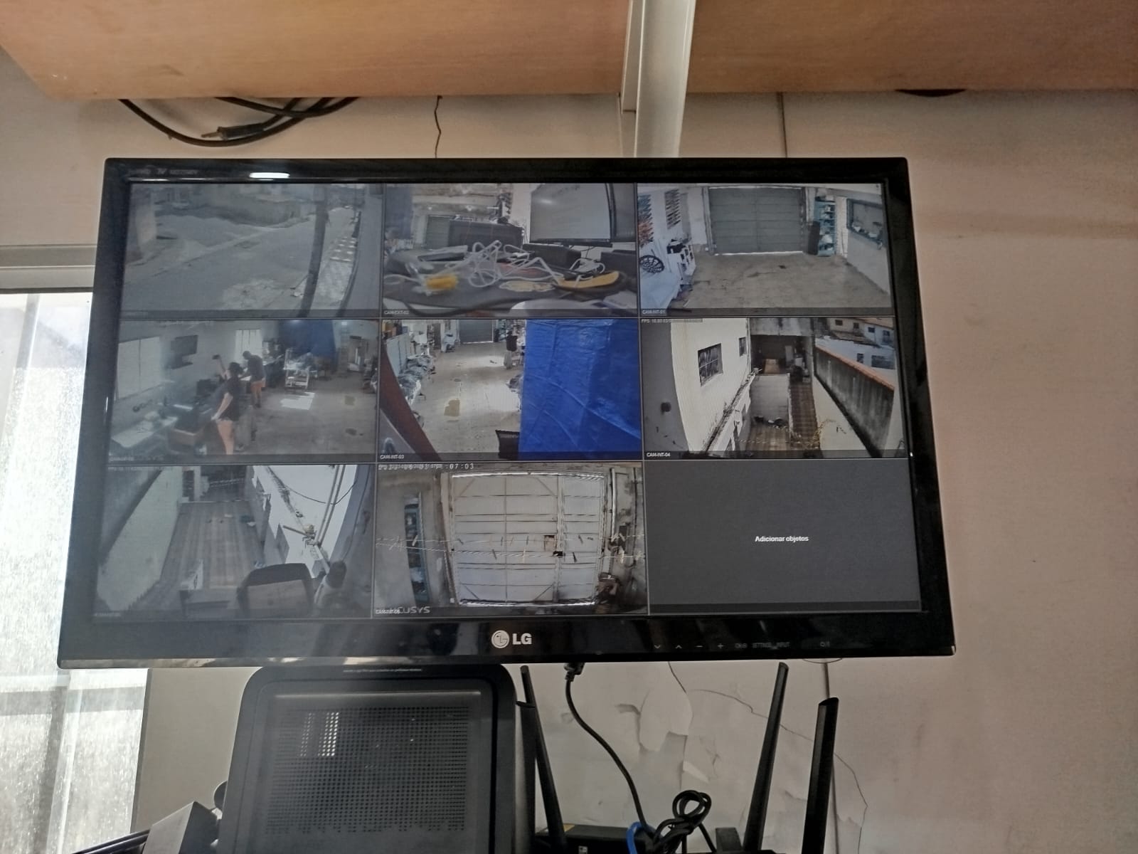 Central de monitoramento exibindo 9 câmeras simultâneas